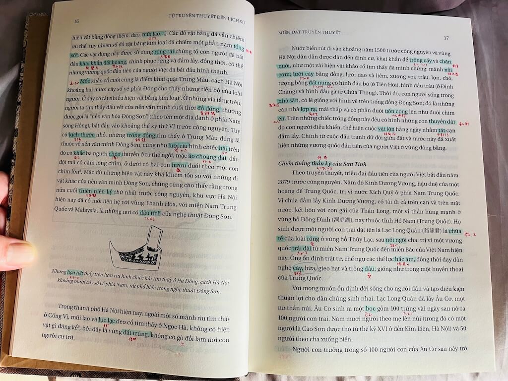 筆者が実際に読み込んでいるベトナム語の書籍「Lịch sử Hà Nội（ハノイの歴史）」の誌面。多くの単語がハイライトされ、学習の跡が残る精読の実践例。