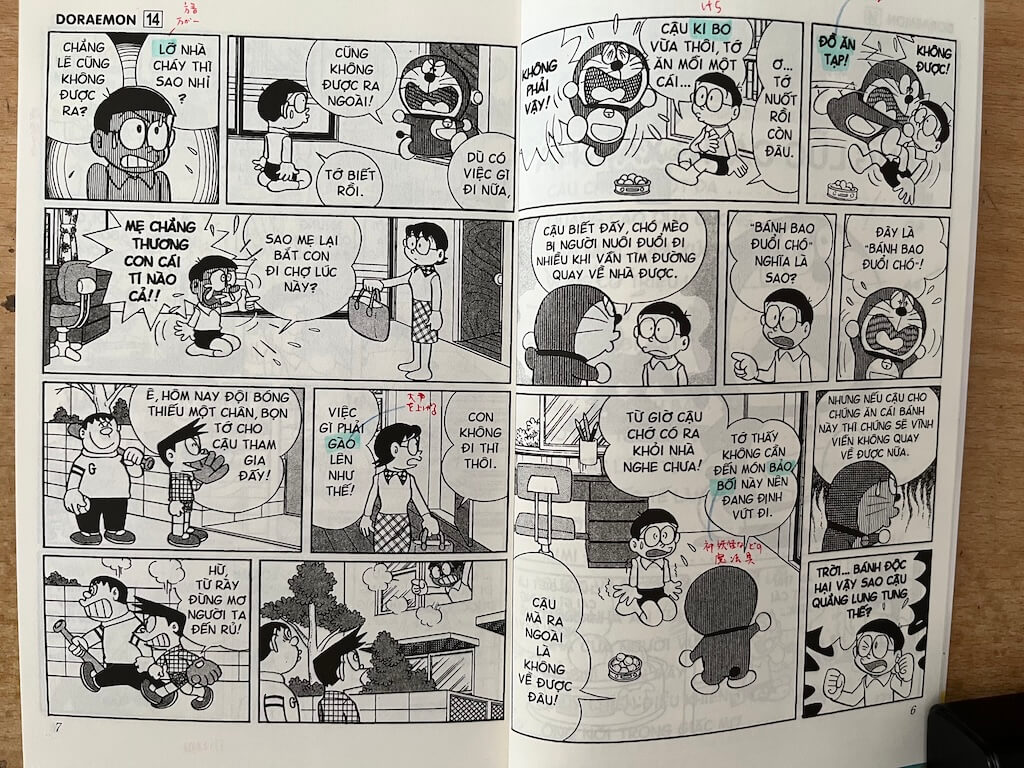 ベトナム語版の漫画「ドラえもん」の見開きページ。日常会話で使われる自然な表現や語彙を学ぶための、おすすめの学習教材として紹介されています。