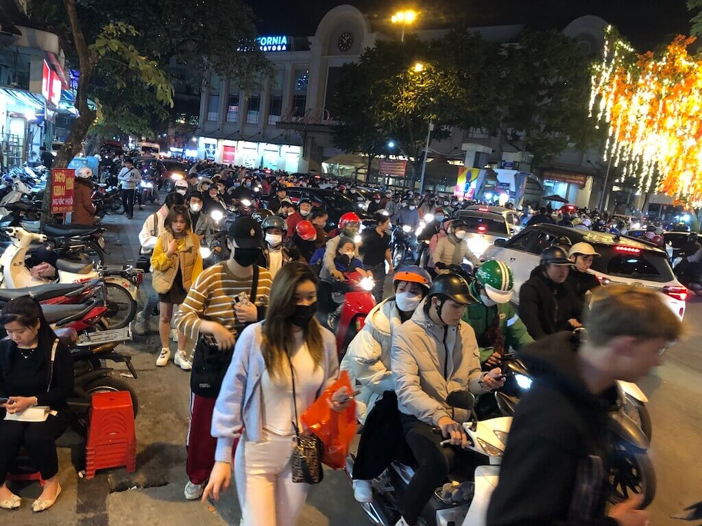 ハノイはバイクの量が多すぎてどうしようもない状態になっている
