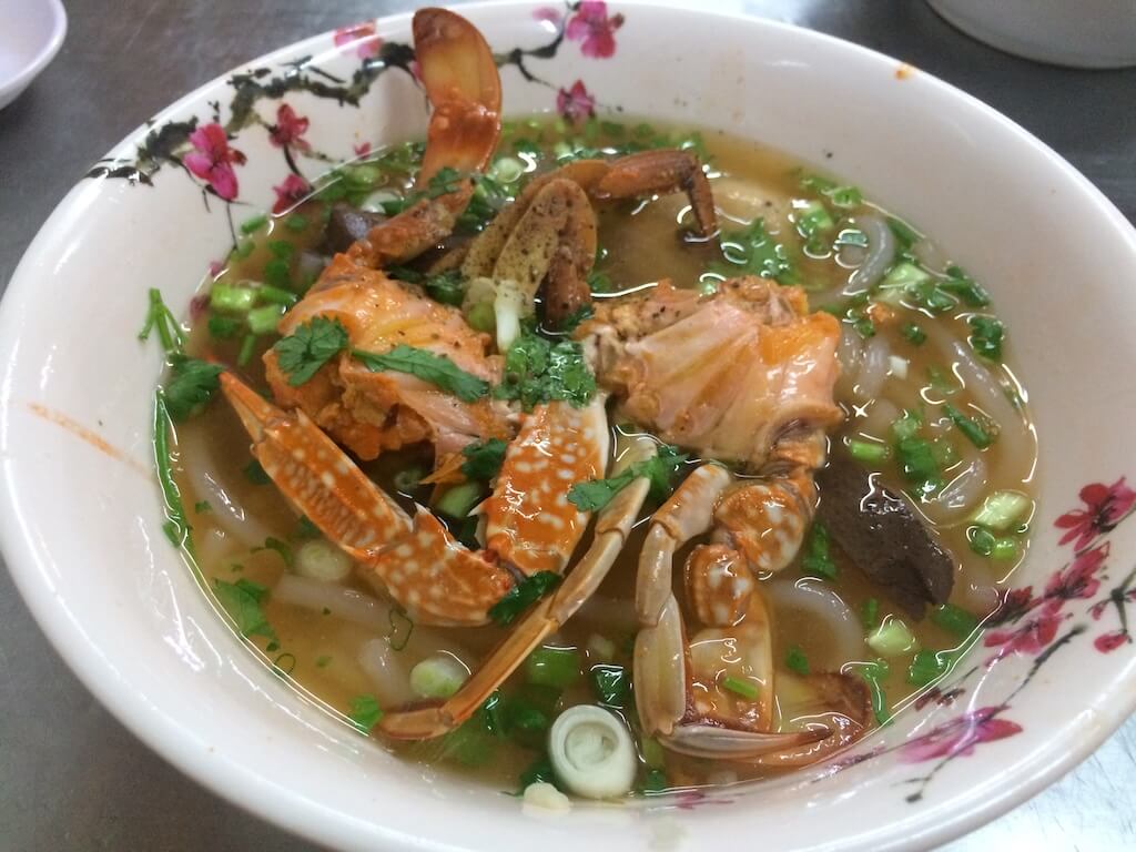 カニの旨みが凝縮された南部名物の厚手麺料理「バインカインゲ（Bánh canh ghẹ）」。