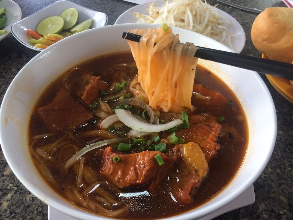 ホーチミンで人気の、ビーフシチュー風のスープで食べる「フォー・ボー・コー（Phở Bò Kho）」。南部の濃厚でコクのある甘みが楽しめる麺料理のバリエーション。