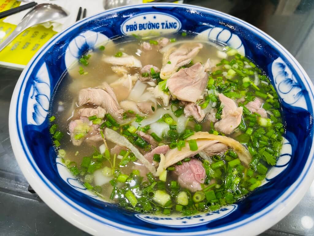 「フォーボーガー」という牛肉と鶏肉両方入りの贅沢な一杯