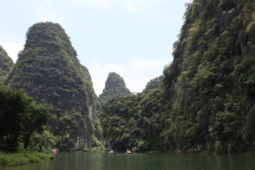 「陸のハロン湾」と称される世界遺産、ニンビン・チャンアンの景勝地。切り立った奇岩の間を小舟で進む、北部ならではの神秘的な川下りの風景。