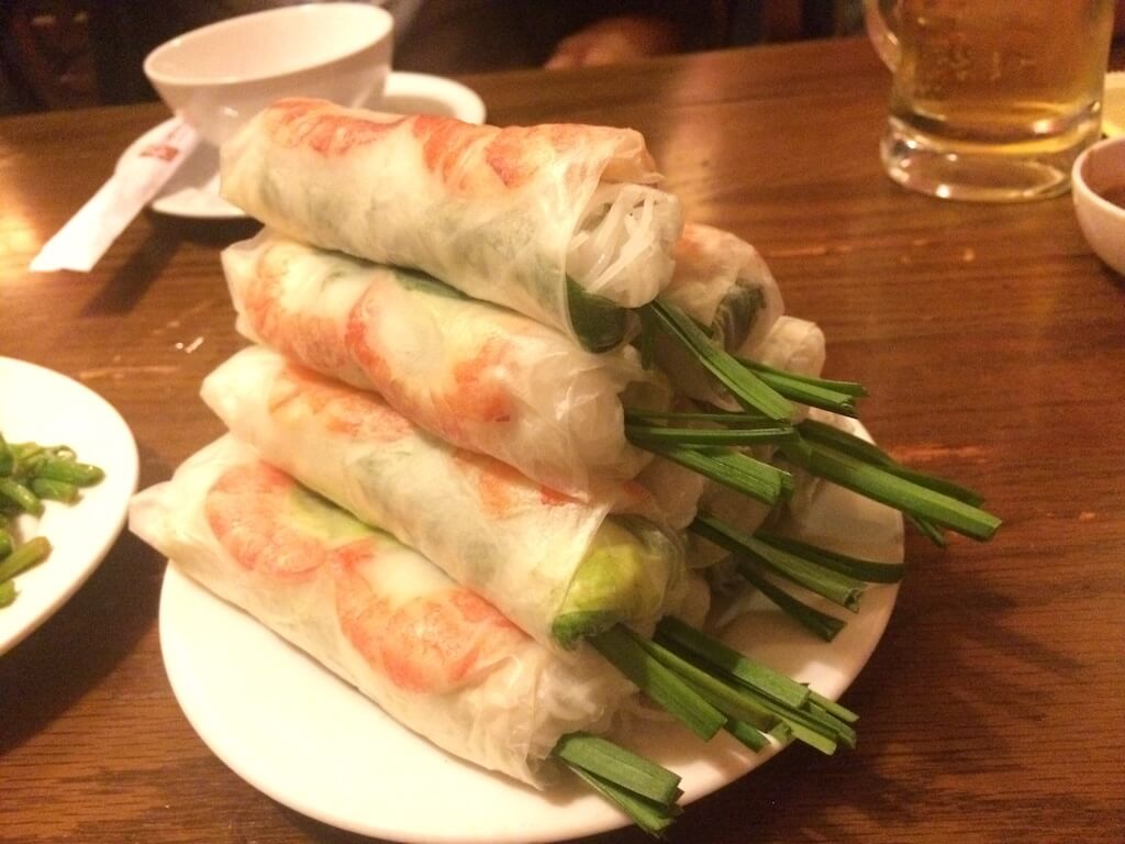 海老やハーブが透けて見える、ベトナム料理の定番「生春巻き（Gỏi cuốn）」。南部の甘い味付けが苦手な人からも広く愛される、素材の味を活かした料理。