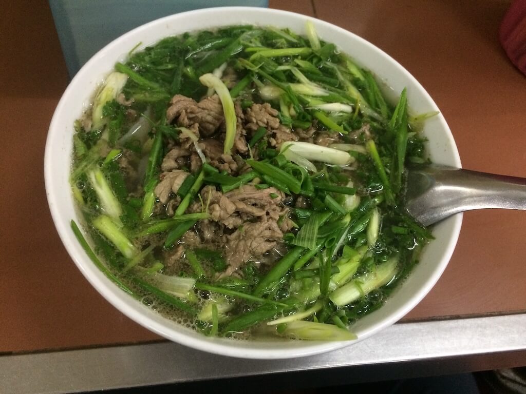 ハノイの名店「フォーティン（Phở Thìn）」の牛肉フォー。たっぷりのネギと香ばしく炒めた牛肉が特徴的な、北部ハノイを代表する伝統的な一杯。
