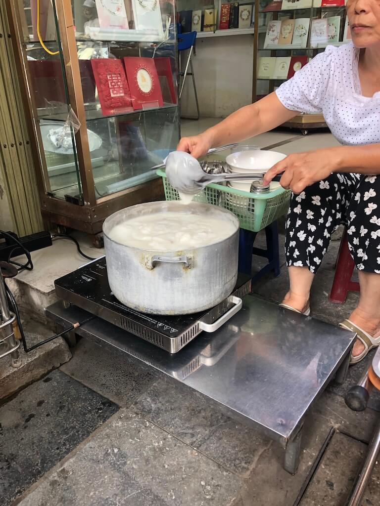 ベトナムの路上では、豚骨出汁で煮込んだお粥が売られている
